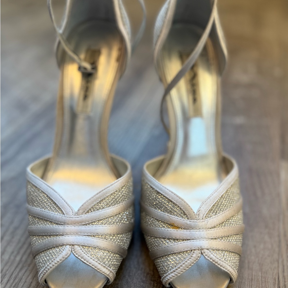 Women’s Nina heels. Size 9.